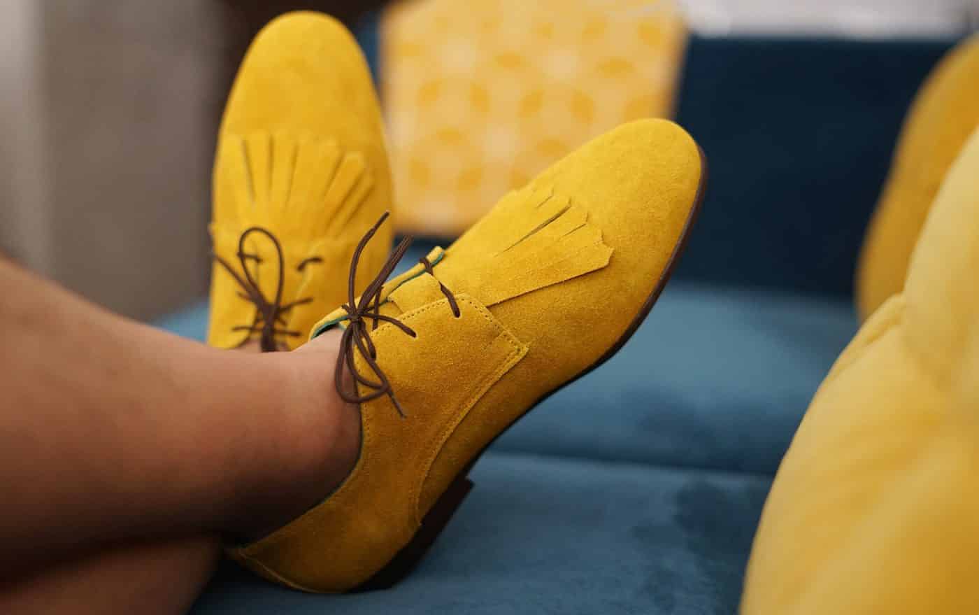 Salvador Nuñez zapatos amarillo mostaza